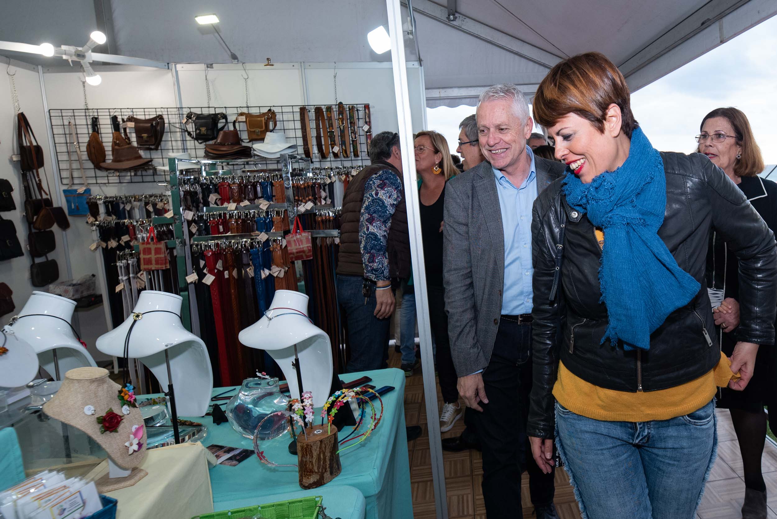 La Feria Primavera Sur del Cabildo despliega las creaciones de 70 artesanos en el Faro de Maspalomas para cautivar a los turistas