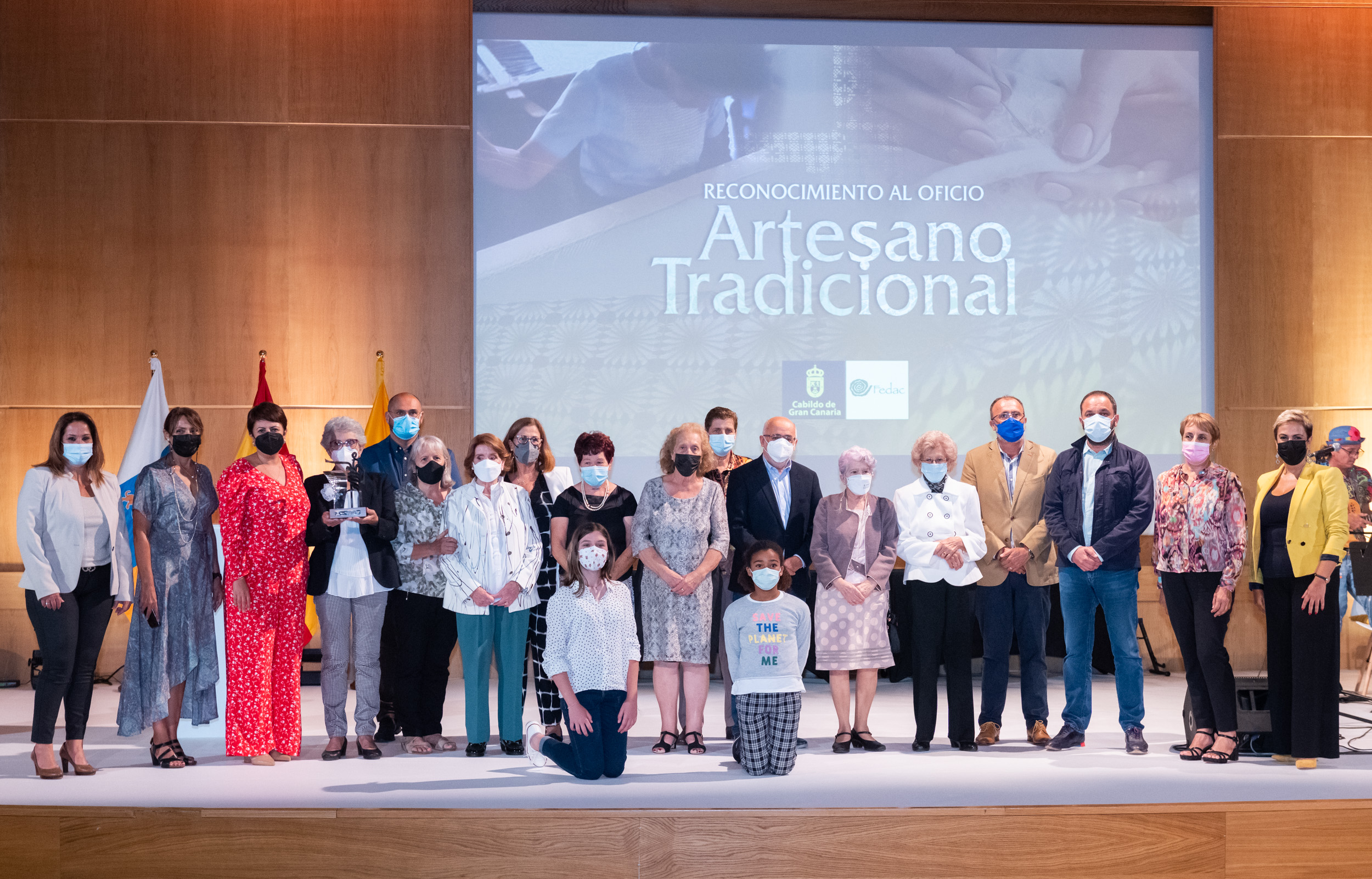 El Cabildo homenajea a las caladoras por proteger y mantener “el oficio artesano más internacional de Canarias”
