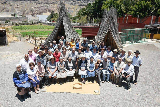 El Museo Vivo de La Aldea recibe 5.000 visitantes al año guiados por jóvenes de 80 a 90 años desde la herrería a la zapatería