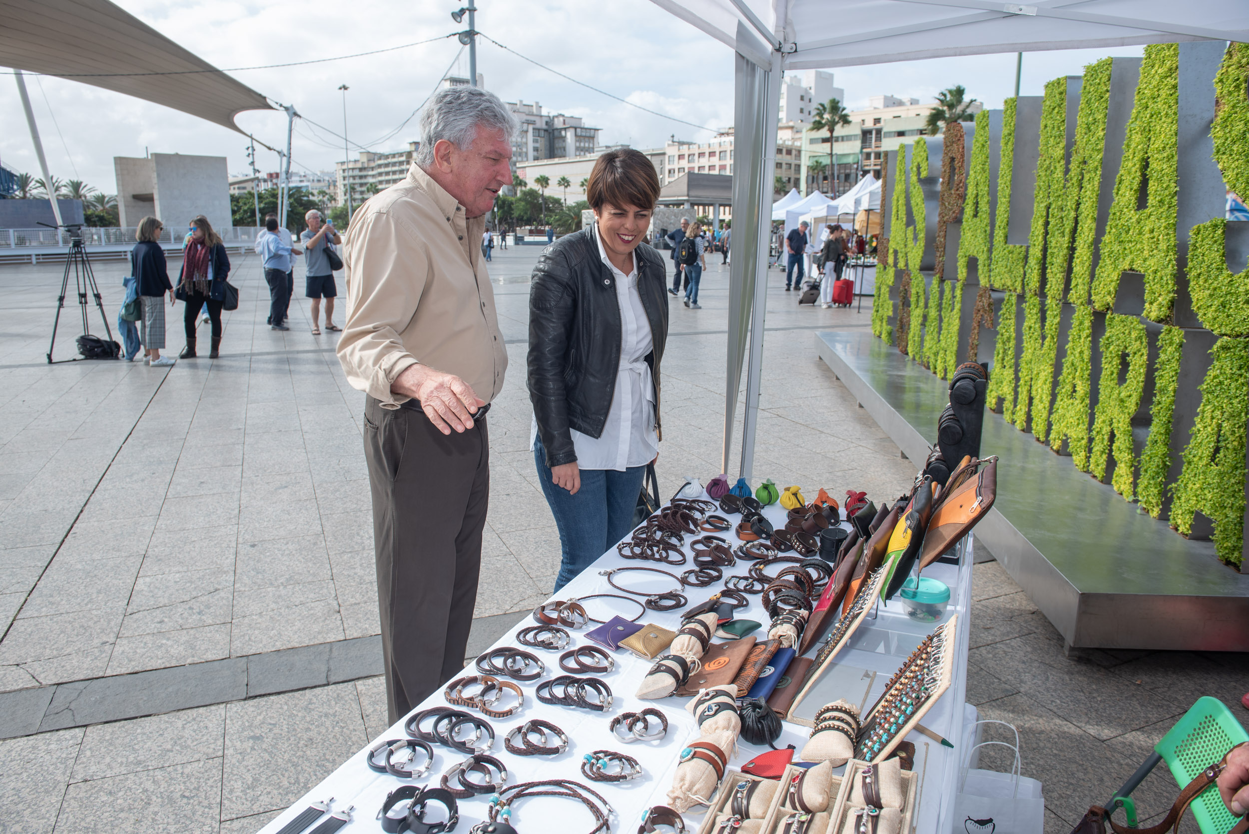 El Cabildo y el Ayuntamiento capitalino inauguran un Mercado de Artesanía para atraer a los turistas de cruceros