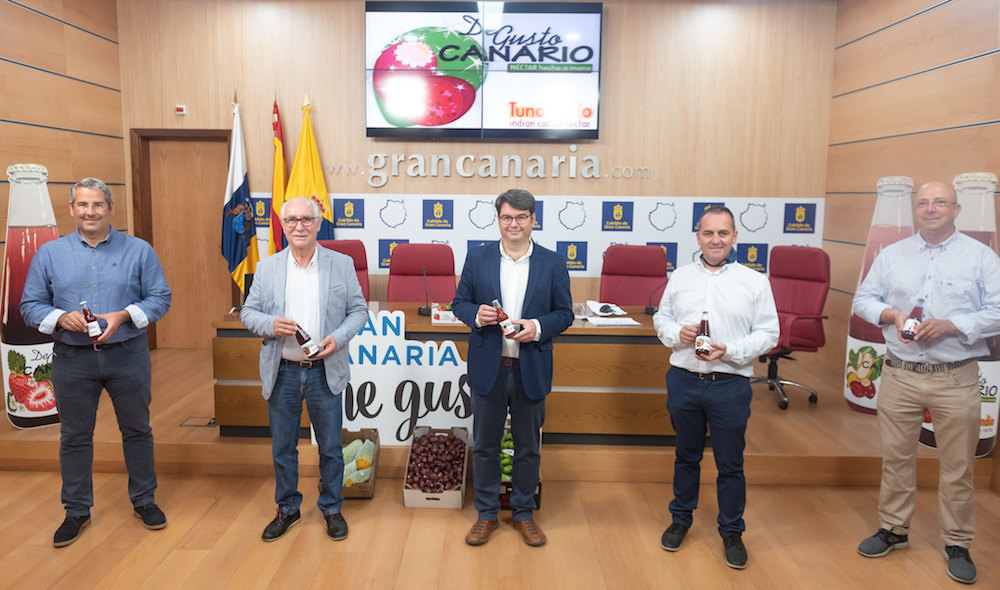 Gran Canaria lanza la marca de zumos ‘De gusto canario’, que arranca con 20.000 botellas al mes de excedentes de fruta por la Covi-19