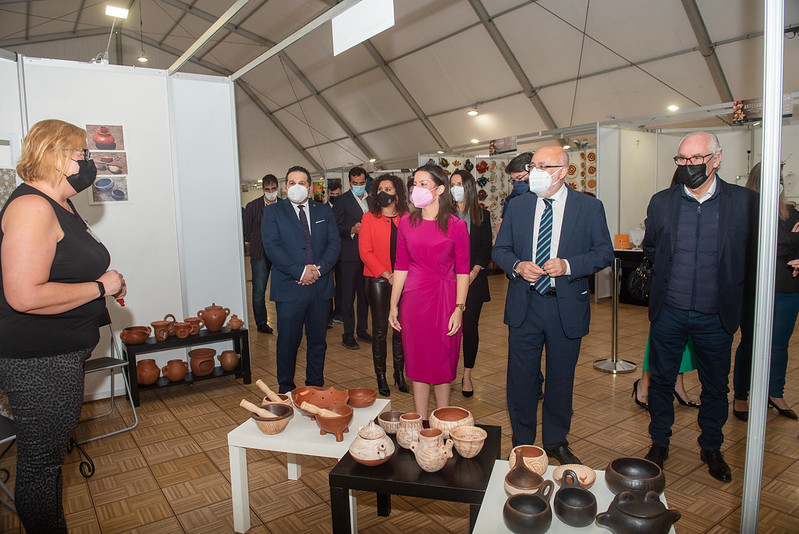La Feria Regional de Artesanía abre sus puertas con 104 puestos para que el público regale acervo cultural esta Navidad