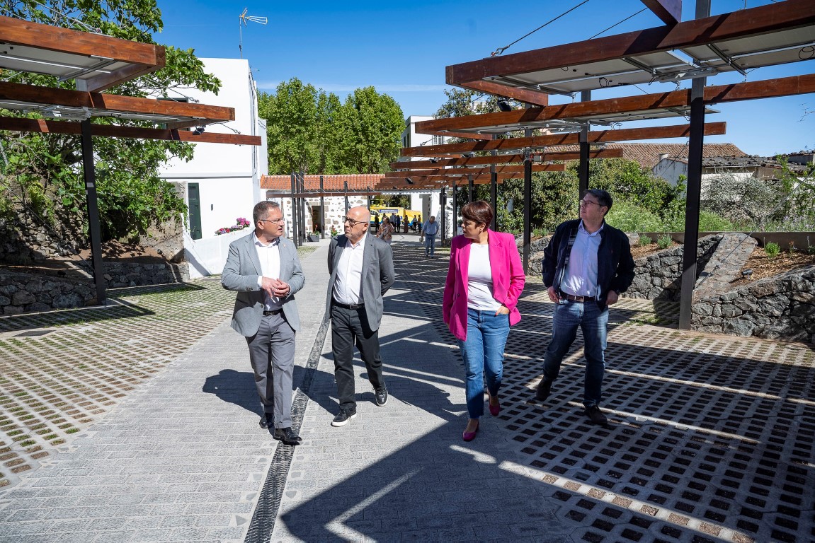 El Cabildo invierte 450.000 euros en un aparcamiento y espacio multiusos en  Valleseco