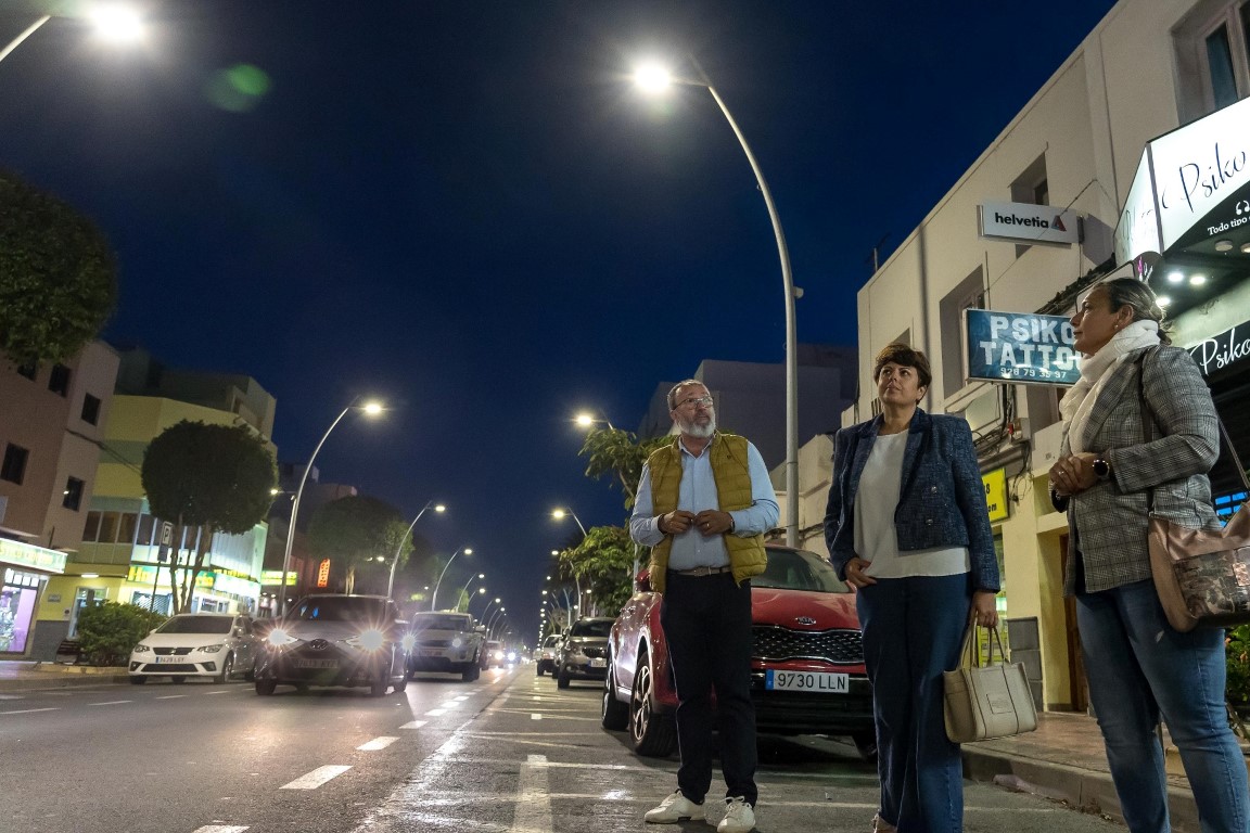 La luminaria en Santa Lucía reduce la contaminación y supone un ahorro en la factura del municipio