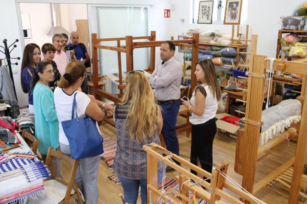 El Cabildo fomenta la dinamización de la Zona Comercial Abierta de Artenara y dota de material a la Escuela de Telares