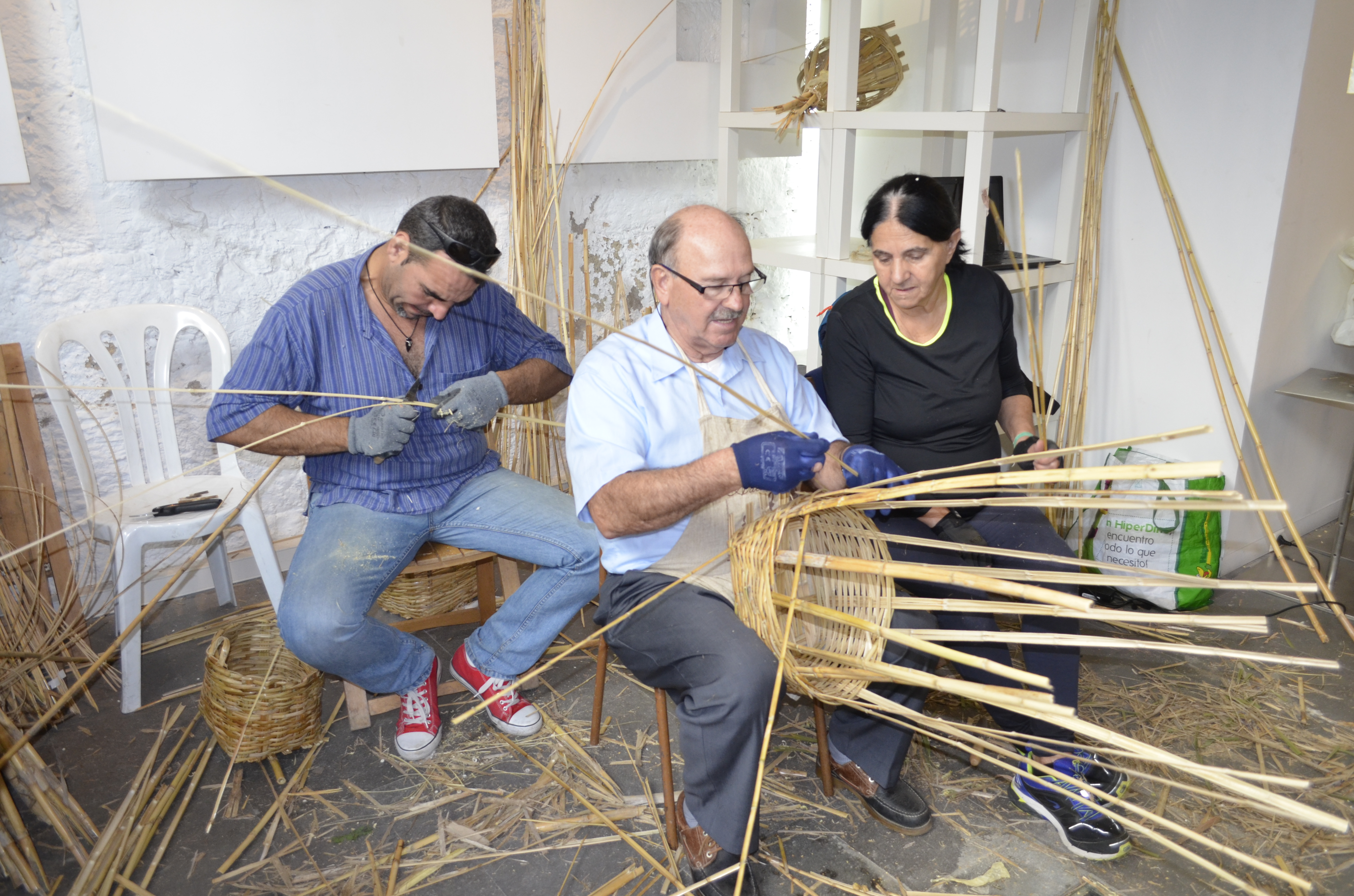 El Cabildo apuesta este año por transmitir los secretos de la cestería, encuadernación y fieltro artesanal en su programa de verano