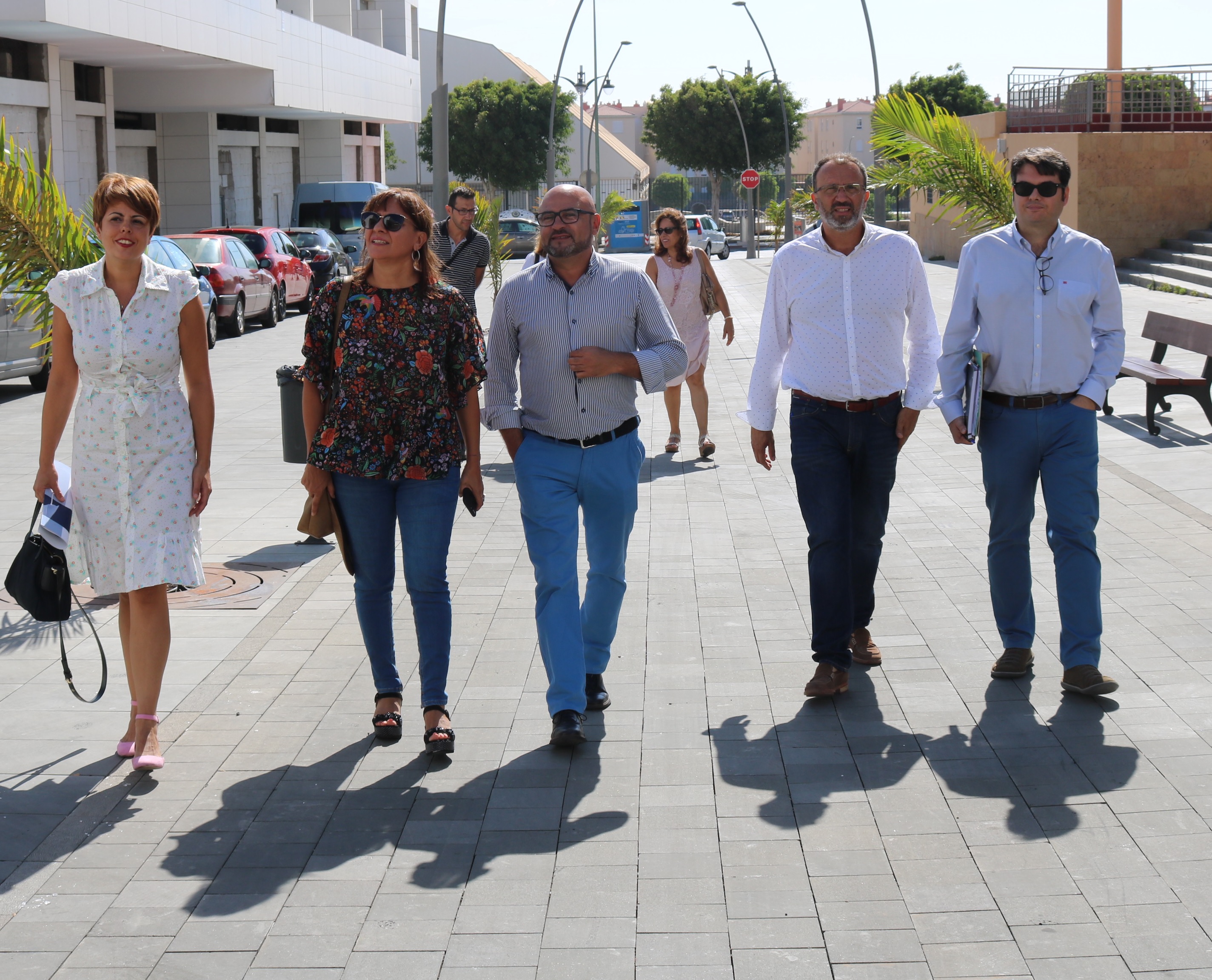 El Cabildo destina un millón para  modernizar la zona comercial de Vecindario con nuevo pavimento y luminarias