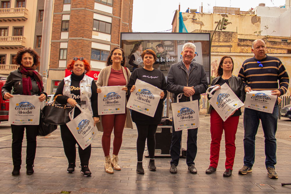 Cabildo y Ayuntamiento impulsan la campaña ‘Siempre a tu lado’ para fomentar el comercio local en la capital